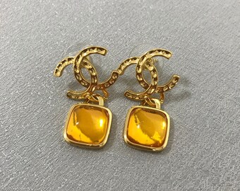 Auténticos pendientes colgantes vintage CHANEL de metal con piedras naturales CC en oro