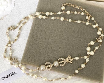 Autentica collana lunga CC Chanel con perle finte color oro e metallo impreziosito da cristalli