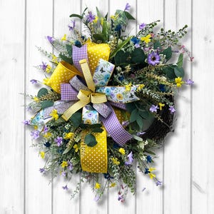 ピンクと黄色の花の春のドア飾り、蝶の付いた花輪、玄関ドアの装飾、縦長の夏の花輪