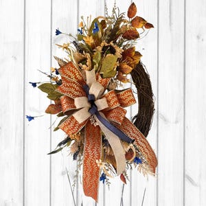 Ghirlanda autunnale rustica: girasoli, fiocco arancione, decorazioni rustiche per il Ringraziamento