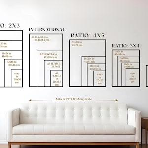 Puede incluir: Un sof&aacute; blanco se encuentra debajo de una pared que muestra proporciones de tama&ntilde;os de arte enmarcados, incluyendo 2x3, 4x5, 3x4 y 11x4, con medidas en pulgadas y cm. El sof&aacute; mide 251,5 cm de ancho.