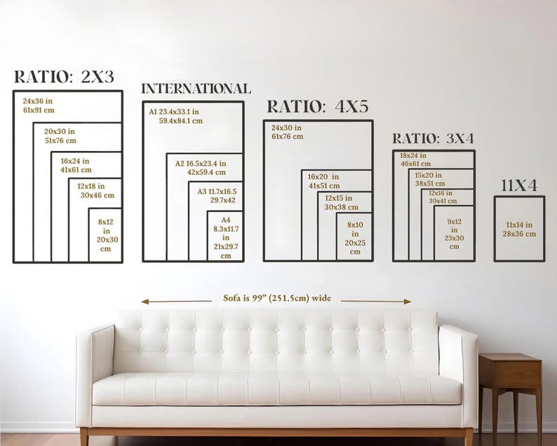Puede incluir: Un sof&aacute; blanco se encuentra debajo de una pared que muestra proporciones de tama&ntilde;os de arte enmarcados, incluyendo 2x3, 4x5, 3x4 y 11x4, con medidas en pulgadas y cm. El sof&aacute; mide 251,5 cm de ancho.