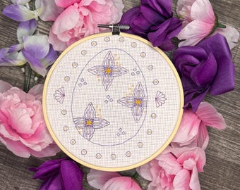 Kwiat Pisanki: nowoczesny wzór haftu blackwork