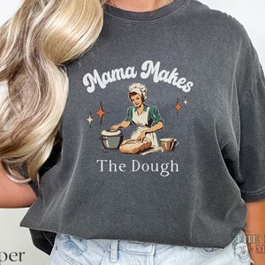 Mama Makes the Dough Shirt, Sourdough Bread Shirt for mom, Sourdough Starter, Breadmaking Tshirt, Sourdough Baker Gift, Gift for Her, Retro