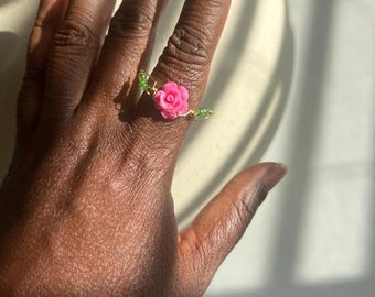 Anillo floral artesanal con pétalos – Joyería envuelta en alambre