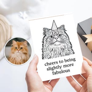Biglietto di auguri "Cheers To Being Slightly More Fabulous", biglietto di auguri divertente, design minimalista con gatto nero, detti divertenti sui gatti, biglietto di auguri di compleanno con gatto
