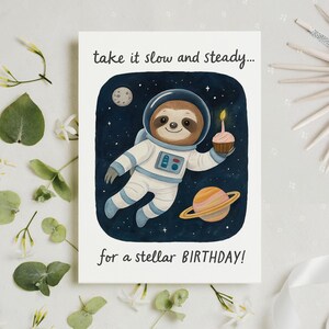 Biglietto di auguri divertente con un bradipo, biglietto d'auguri con un gioco di parole divertente, per lui, per lei, per mamma, per papà, per sorella, per fratello, per andare piano e con calma, biglietto con un bradipo astronauta