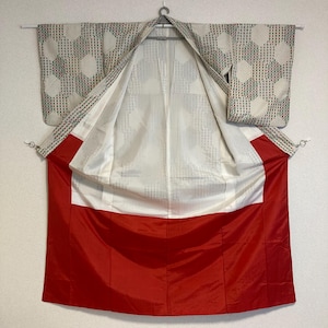 Könnte beinhalten: Ein weißer Kimono mit einem geometrischen Muster in Grün und Rot. Der Kimono ist mit weißer Seide gefüttert und hat eine rote Seidenunterschicht.
