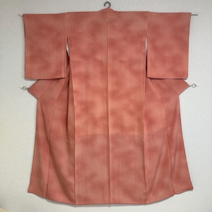 Könnte beinhalten: Ein rosa japanischer Kimono mit einem dezenten weißen Muster. Der Kimono ist aus einem weichen, leichten Stoff gefertigt und hat ein traditionelles Design.