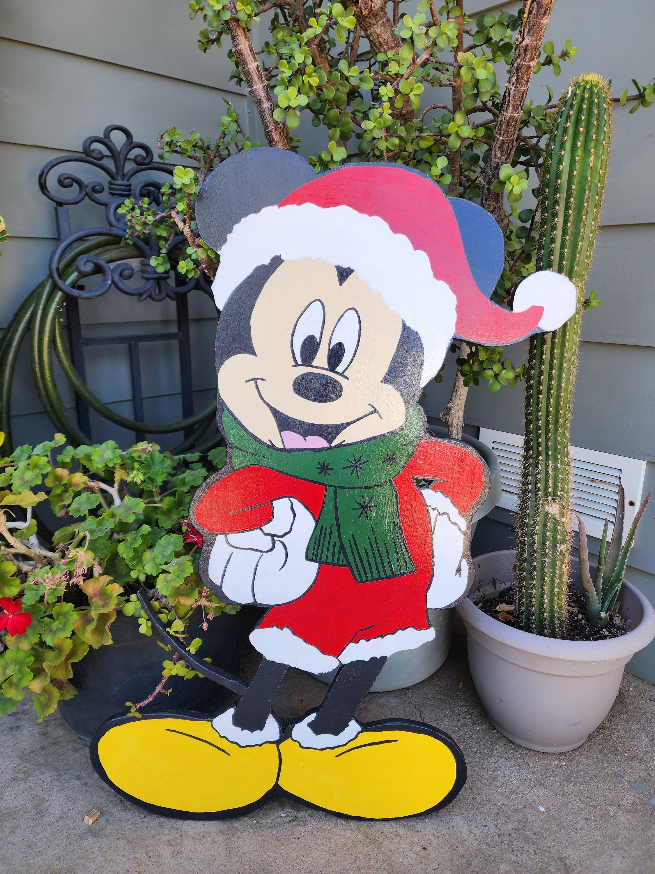 Handmade Christmas Mickey Mouse Wood Lawn Art: Holiday Yard Decor