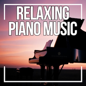 Pode incluir: Um piano de cauda em silhueta contra um céu ao pôr do sol. A imagem apresenta o texto "RELAXING PIANO MUSIC" em letras brancas em negrito. Um banco de piano está em frente ao piano. O tema geral é música e relaxamento.