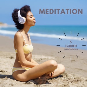 Könnte beinhalten: Eine Frau in einem gelben Bikini sitzt mit geschlossenen Augen und Kopfhörern auf einem Sandstrand. Der Text "MEDITATION" befindet sich in der oberen rechten Ecke des Bildes. Der Text "5 GUIDED MEDITATIONS" befindet sich in einem Kreis in der unteren rechten Ecke des Bildes.