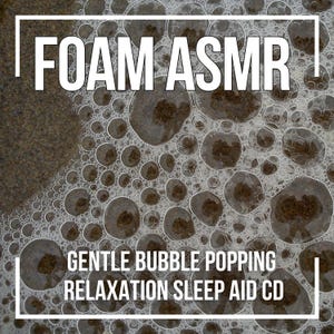 Puede incluir: Primer plano de una textura de espuma con burbujas con el texto "FOAM ASMR" en la parte superior. La parte inferior de la imagen dice "GENTLE BUBBLE POPPING RELAXATION SLEEP AID CD". Las burbujas son de varios tamaños y tonos marrones y blancos.
