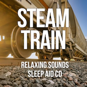 Könnte beinhalten: Eine Froschperspektive eines Metall-Eisenbahnwagens auf Schienen mit Kies im Vordergrund. Der Text STEAM TRAIN ist in großen weißen Buchstaben zu sehen, gefolgt von dem kleineren Text RELAXING SOUNDS SLEEP AID CD unter den Zugrädern.