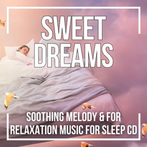 Op de afbeelding: Een roze en witte lucht met een bed dat in de wolken zweeft. Het bed heeft witte lakens en een persoon slaapt erop. De tekst "SWEET DREAMS" staat in grote witte letters op de afbeelding. Onder de tekst staat "SOOTHING MELODY & FOR RELAXATION MUSIC FOR SLEEP CD".