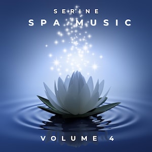 Puede incluir: Portada de álbum de música de spa serena. Una flor de loto blanca flota sobre agua ondulante, con luces brillantes encima. El texto dice "SERINE SPA MUSIC VOLUME 4" en blanco, sobre un fondo azul degradado.