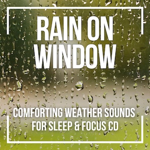 Könnte beinhalten: Ein CD-Cover mit dem Text "RAIN ON WINDOW" in großen weißen Buchstaben. Darunter steht "COMFORTING WEATHER SOUNDS FOR SLEEP & FOCUS CD". Der Hintergrund ist eine Nahaufnahme einer mit Regentropfen bedeckten Fensterscheibe.