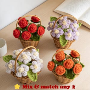 Może przedstawiać: Cztery małe wiklinowe kosze, każdy wypełniony szydełkowymi kwiatami w kolorze czerwonym, fioletowym, białym i pomarańczowym. Kwiaty mają zielone liście i są ułożone w koszach. Tekst "Mix & match any 2" znajduje się na dole.