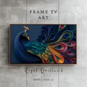 Op de afbeelding: Een ingelijst kunstwerk met een pauw gemaakt van papierquilling. De pauw heeft blauwe, groene, gele, oranje en roze veren. Het kunstwerk is gelabeld met "FRAME TV ART" en "Regal Quillwork". De resolutie is 3840 x 2160 px.