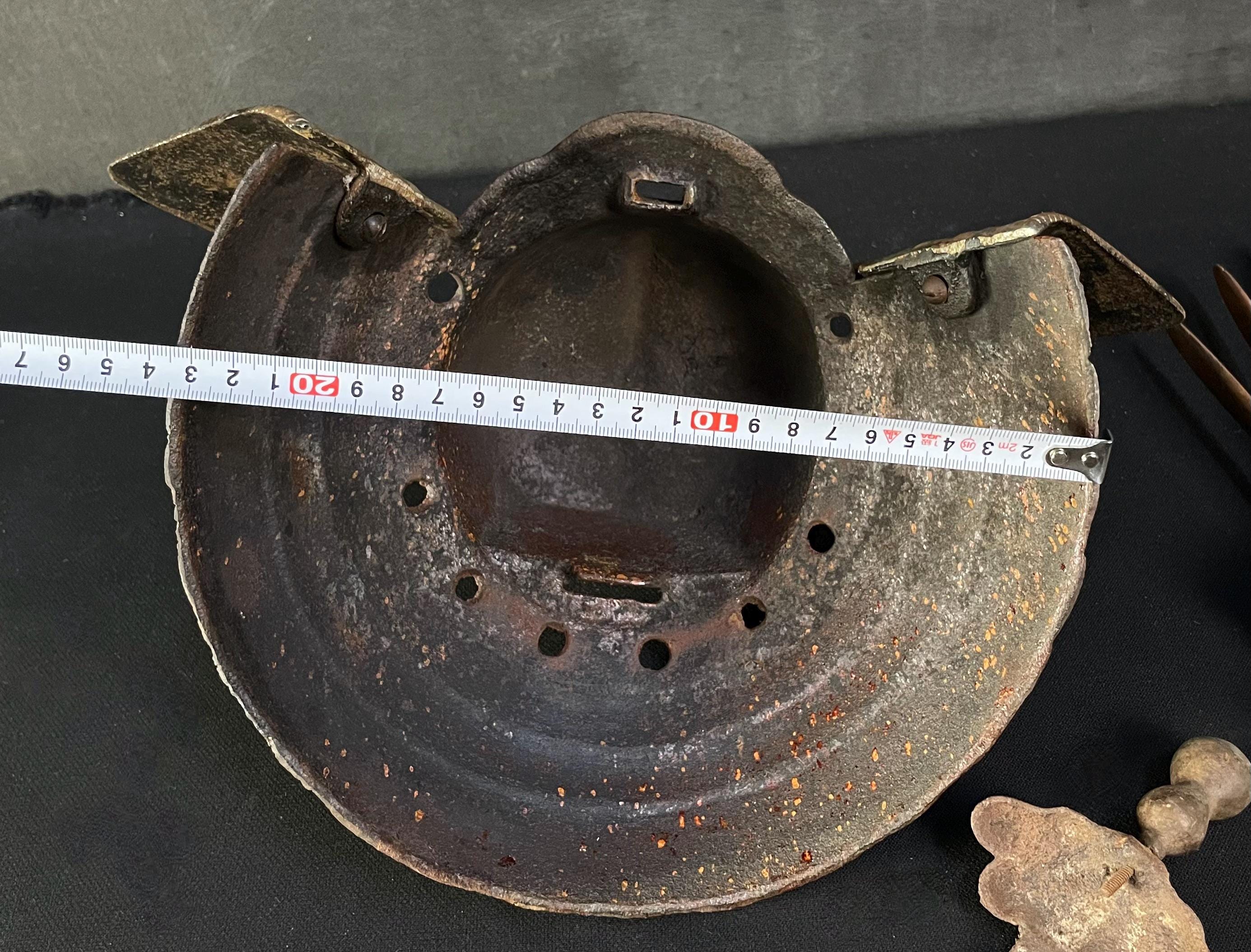 Casque De Samouraï , Kabuto Période Edo 8 Lamelles En Fer Laque Noir - metal et cuir - Japon