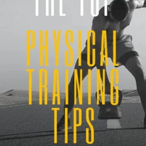 Puede incluir: Un hombre con una camisa negra y pantalones cortos está levantando una pesa rusa. El texto "THE TOP PHYSICAL TRAINING TIPS" está en letras amarillas sobre un fondo gris.