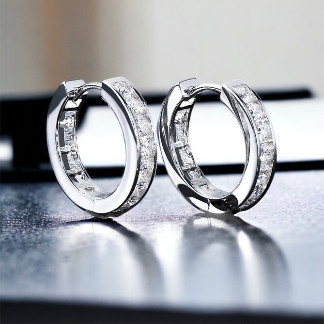 Orecchini a cerchio con diamanti da uomo - Orecchini a cerchio in argento con moissanite e diamanti da uomo - Orecchini a cerchio in argento massiccio - Gioielli da uomo - Di Twistedpendant - Italia