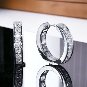 Orecchini Moissanite • Orecchini Huggie Hoop da 2,5 mm in Moissanite in argento sterling 925 e placcati in oro 14k • Gioielli da sposa perfetti