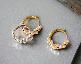 Aretes tipo argolla con perlas • Aretes tipo argolla en plata de ley 925 bañada en oro de 14 k • Forma de flor • Regalo perfecto para damas de honor