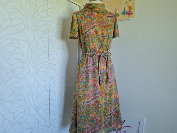 70er Jahre Vintagekleid mit Gürtel bunt gemustert