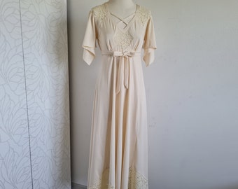 Vestido vintage de los años 70 con encaje en el dobladillo puntiagudo