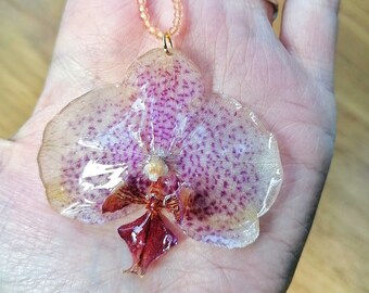 Collier de vraies fleurs - Orchidée stabilisée avec perles de verre.