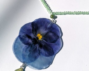 Echte Blume Halskette - Konservierte Stiefmütterchen Blume mit Glasperlen - einzigartiges Geschenk für Sie