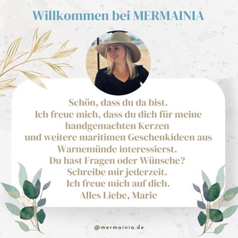 May include: A digital graphic featuring the text Willkommen bei MERMAINIA at the top, a circular photograph of a person wearing a straw hat, and a message in German about handmade candles and maritime gifts from Warnem&uuml;nde, signed by Marie.