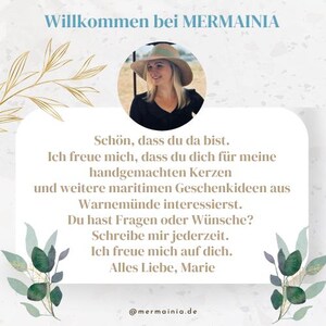 Puede incluir: Un gr&aacute;fico digital con el texto Willkommen bei MERMAINIA en la parte superior, una foto circular de una persona con sombrero de paja y un mensaje en alem&aacute;n sobre velas hechas a mano y regalos mar&iacute;timos de Warnem&uuml;nde, firmado por Marie.