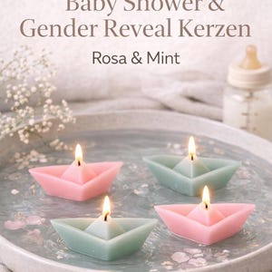 May include: Four lit, boat-shaped candles in pink and mint green float in water. The candles are in a shallow, round dish. The text "Baby Shower & Gender Reveal Kerzen" and "Rosa & Mint" are visible.