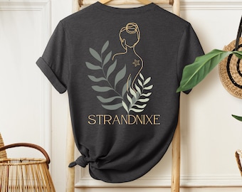 Puede incluir: Camiseta gris oscuro con un dibujo lineal de una mujer con una estrella en la espalda, rodeada de hojas verdes. El texto "STRANDNIXE" está impreso debajo del dibujo.