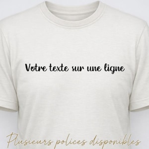 Peut inclure: T-shirt de couleur claire avec l'inscription "Votre texte sur une ligne" en noir sur la poitrine. En dessous, les mots "Plusieurs polices disponibles" sont écrits dans une police cursive, indiquant des options de polices.