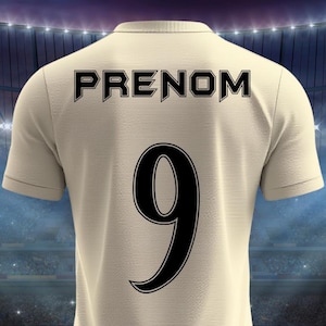 Peut inclure: Maillot de sport crème avec le mot "PRENOM" au-dessus d'un grand chiffre 9 noir. Le maillot est présenté sur un terrain vert avec des lumières de stade en arrière-plan.