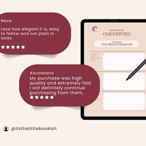Op de afbeelding: Een digitale planner met de titel "Writing the Chemistry: Defining the Relationship" op een tabletscherm. De planner heeft secties om te schrijven en een zwarte stylus ligt naast de tablet. Twee klantbeoordelingen worden weergegeven met vijf sterren.