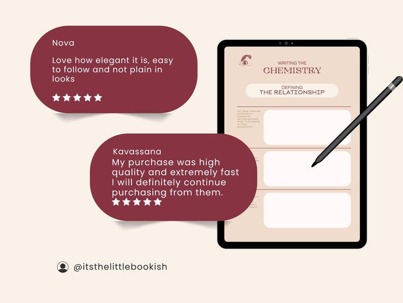 Op de afbeelding: Een digitale planner met de titel "Writing the Chemistry: Defining the Relationship" op een tabletscherm. De planner heeft secties om te schrijven en een zwarte stylus ligt naast de tablet. Twee klantbeoordelingen worden weergegeven met vijf sterren.
