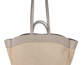 Bolsa de ombro em ráfia com detalhes em couro