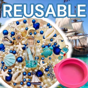 Könnte beinhalten: Ein dekoratives Resin-Stück mit nautischem Thema, mit Muscheln, Perlen und blauen Akzenten. Eine kleine Glasflasche mit einer Nachricht im Inneren ist von Anhängern eines Delfins, einer Schildkröte und eines Seepferdchens umgeben. Das Wort "REUSABLE" steht oben.