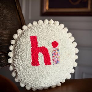 Cojín redondo de aguja perforada "hi" – 35 x 35 cm (14 x 14 pulgadas) – Cojín decorativo hecho a mano con inserto – Bonito regalo de decoración para el hogar