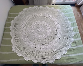 Vintage handgemachtes Häkeldeckchen, Anfang der 80er Jahre, weiß. 164 cm (64,6") runde Tischdecke. Herrlich, gebraucht, aber in ausgezeichnetem Zustand.