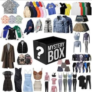 Puede incluir: Una caja misteriosa llena de una variedad de prendas de vestir, incluyendo camisas, pantalones, vestidos, chaquetas y sudaderas con capucha. La caja es negra con un signo de interrogación y las palabras "Mystery Box" impresas en ella.
