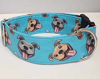 Pitbulls con collar azul para perros