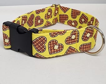 Corazones de gofre en un collar de perro amarillo