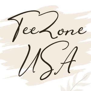K&ouml;nnte beinhalten: Die Worte "Tee Zone USA" sind in einer stilvollen, kursiven Schrift in Schwarz vor einem hellbeigen Hintergrund mit Pinselstrich-Akzenten geschrieben. Ein kleines, hellgr&uuml;nes Blattdesign befindet sich in der unteren rechten Ecke.