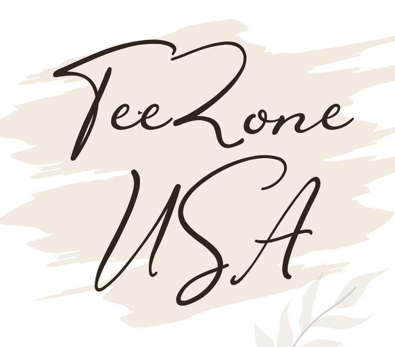 K&ouml;nnte beinhalten: Die Worte "Tee Zone USA" sind in einer stilvollen, kursiven Schrift in Schwarz vor einem hellbeigen Hintergrund mit Pinselstrich-Akzenten geschrieben. Ein kleines, hellgr&uuml;nes Blattdesign befindet sich in der unteren rechten Ecke.