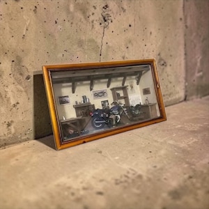 Diorama em caixa de sombra para oficina mecânica de motocicletas vintage.